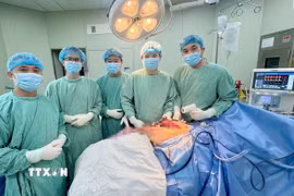 Ca phẫu thuật được thực hiện thành công trong gần 4 giờ đồng hồ giúp khôi phục cấu trúc và chức năng chi thể. (Ảnh: TTXVN phát)