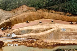 Đơn vị thi công công trình cầu Hàm Yên thuộc dự án cao tốc Tuyên Quang-Hà Giang huy động máy móc thi công 3 ca, 4 kíp để đảm bảo tiến độ. (Ảnh: Hoàng Hải/TTXVN)