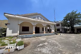 Trụ sở Ủy ban Nhân dân phường Trương Quang Trọng (cũ) chưa được cải tạo, sử dụng có nguy cơ xuống cấp. (Ảnh: Phạm Cường/TTXVN)