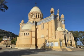 Nhà thờ Đức Bà châu Phi nhìn từ phía biển Địa Trung Hải. (Ảnh: Nguyễn An/TTXVN) 