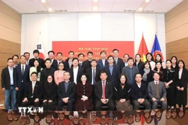 Các đại biểu tham dự Hội nghị chụp ảnh lưu niệm. (Ảnh: Đức Thắng/TTXVN)