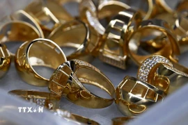 Trang sức vàng được bày bán tại cửa hàng ở Istanbul, Thổ Nhĩ Kỳ. (Ảnh: THX/TTXVN)