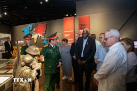 Chủ tịch Quốc hội, Chủ tịch Hội đồng Nhà nước Cuba tham quan Bảo tàng Lịch sử Quân sự Việt Nam. (Ảnh: TTXVN phát)