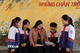 Cô Thùy Diễm tập lẩy Kiều cho học sinh trong giờ giải lao. (Ảnh: Hoàng Ngà/TTXVN)