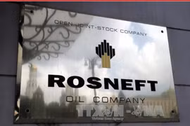 Biểu tượng của Tập đoàn Rosneft tại trụ sở ở Moskva. (Ảnh: EPA/TTXVN) 