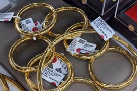 Vàng trang sức bày bán tại cửa hàng của Tập đoàn Vàng bạc Đá quý Doji. (Ảnh: Trần Việt/TTXVN)