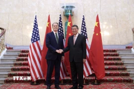 Bộ trưởng Tài chính Mỹ Scott Bessent (trái) và Phó Thủ tướng Trung Quốc Hà Lập Phong tại cuộc đàm phán thương mại ở London, Anh ngày 9/6/2025. (Ảnh: THX/TTXVN)