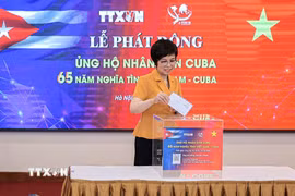 Bà Vũ Việt Trang, Bí thư Đảng ủy, Tổng Giám đốc TTXVN ủng hộ nhân dân Cuba. (Ảnh: Lê Đông/TTXVN)