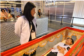 Khách tham quan trải nghiệm nằm thử trong quan tài tại Lễ hội “Death Fest” ở Nonthaburi (Nguồn: AP/Kittinun Rodsupan)