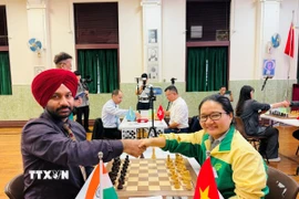 Kỳ thủ Hoàng Thị Bảo Trâm bắt tay kỳ thủ Ấn Độ Arvinder Preet Singh trước trận đấu. (Ảnh: Mạc Luyện/TTXVN)