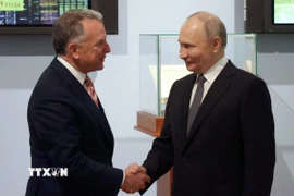 Tổng thống Nga Vladimir Putin (phải) tiếp Đặc phái viên của Tổng thống Mỹ Steve Witkoff tại thành phố St. Petersburg, ngày 11/4/2025. (Ảnh: REUTERS/TTXVN)