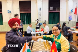 Kỳ thủ Hoàng Thị Bảo Trâm bắt tay kỳ thủ Ấn Độ Arvinder Preet Singh trước trận đấu. (Ảnh: Mạc Luyện/TTXVN)