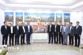 Nhân dịp Tết cổ truyền 2025, ông Trương Minh Trung, Phó Tổng Giám đốc Tập đoàn Công nghiệp Cao su Việt Nam (VRG), Phó Ban thường trực Ban chỉ đạo Phát triển Cao su tại Campuchia của VRG và đoàn công tác đến chúc chào xã giao, chúc Tết Bộ trưởng Bộ Môi trường Campuchia Eang Sophalleth và các cộng sự. (Ảnh: Huỳnh Thảo/TTXVN)
