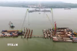 Không khí thi công khẩn trương trên công trường cầu Ngọc Hồi, tháng 4/2026. (Ảnh: Quốc Khánh/TTXVN)