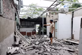 Khu vực bị ảnh hưởng trực tiếp đến 11 hộ dân, trong khi phạm vi nguy cơ có thể lan rộng đến hàng chục hộ khác. (Ảnh: Tạ Toàn/TTXVN)