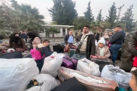 Người dân Syria trở về quê hương từ cửa khẩu Cilvegozu ở Hatay, Thổ Nhĩ Kỳ, ngày 12/12/2024. (Ảnh: THX/TTXVN)