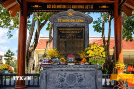 Bia tưởng niệm 16 thanh niên xung phong Đại đội C130 đã anh dũng hy sinh tại Khu di tích lịch sử Bến phà 2 Long Đại. (Ảnh: Nguyên Linh/TTXVN)
