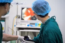 Gắp thành công đinh vít dài 5cm trong dạ dày bệnh nhi 15 tháng tuổi ở Nghệ An