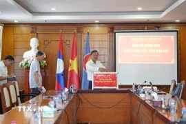 Đại sứ Việt Nam tại Lào Nguyễn Minh Tâm cùng đại diện các cơ quan bên cạnh Đại sứ quán tham gia quyên góp. (Ảnh: Xuân Tú/TTXVN)