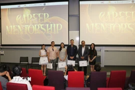 Các diễn giả khách mời tham dự chương trình chụp ảnh kỷ niệm cùng đại diện Ban tổ chức. (Ảnh: Lê Đạt/TTXVN)