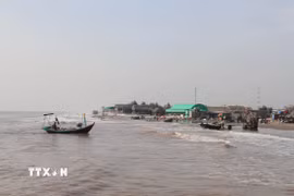 Bãi biển Nhà thờ đổ, xã Hải Tiến, tỉnh Ninh Bình. (Ảnh: Thùy Dung/TTXVN)