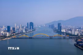 Những cây cầu bắc qua sông Hàn và hàng loạt tòa nhà cao tầng 2 bên bờ sông là điểm nhấn cho sự phát triển mạnh mẽ của Đà Nẵng. (Ảnh: Xuân Quý/TTXVN)