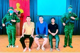 3 đối tượng nước ngoài bị bắt giữ tại Đồn Biên phòng Lò Gò - Bộ đội Biên phòng tỉnh Tây Ninh. (Ảnh: TTXVN phát)