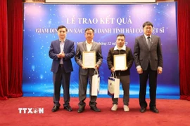 Giáo sư, Tiến sỹ Chu Hoàng Hà, Phó Chủ tịch Viện Hàn lâm Khoa học và Công nghệ Việt Nam trao Thông báo kết quả giám định ADN hài cốt liệt sỹ cho thân nhân liệt sỹ. (Ảnh: Quyết Chiến/TTXVN)