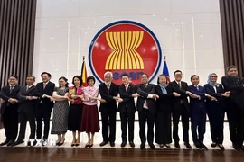 Tổng thư ký ASEAN, Thủ tướng của Timor-Leste và đại diện phái đoàn thường trực các nước ASEAN bắt tay đoàn kết tại trụ sở Ban Thư ký ASEAN. (Ảnh: Lê Minh Hưởng/TTXVN)