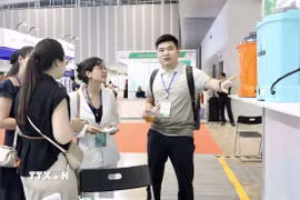Doanh nghiệp giới thiệu thiết bị phục vụ ngành nông nghiệp tới khách tham quan tại AMAI Vietnam 2026. (Ảnh: Xuân Anh/TTXVN)