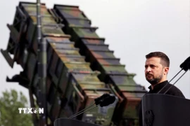 Tổng thống Volodymyr Zelensky cùng với các thiết bị quân sự được hỗ trợ. (Ảnh: Reuters/TTXVN)
