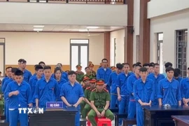 Các bị cáo trong đường dây mua bán chất ma túy và tàng trữ, sử dụng trái phép vũ khí quân dụng. (Ảnh: Thanh Sang/TTXVN)