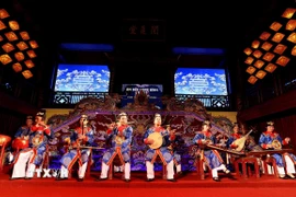 Những điệu Nhã nhạc cung đình được tái hiện, làm sống lại không gian nghệ thuật vàng son một thuở. (Ảnh: Nhật Anh/TTXVN)