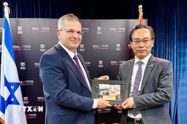 Giám đốc Đại học Quốc gia Hà Nội Hoàng Minh Sơn và Bộ trưởng Bộ Giáo dục Israel Yoav Kisch. (Ảnh: Thanh Bình/TTXVN)