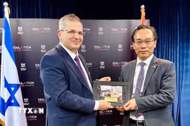 Giám đốc Đại học Quốc gia Hà Nội Hoàng Minh Sơn và Bộ trưởng Bộ Giáo dục Israel Yoav Kisch. (Ảnh: Thanh Bình/TTXVN)