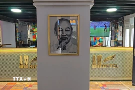 Ảnh Bác Hồ được khách sạn treo tại đại sảnh trang trọng. (Ảnh: Nguyễn An/TTXVN)