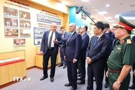 Chủ tịch Duma Quốc gia Nga Vyacheslav Volodin thăm phòng truyền thống của Trung tâm Nhiệt đới Việt-Nga. (Ảnh: Minh Đức/TTXVN) 