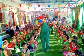 Cán bộ chiến sỹ biên phòng Đà Nẵng vui Trung thu với các cháu học sinh vùng biên giới. (Ảnh: Đoàn Hữu Trung/TTXVN)