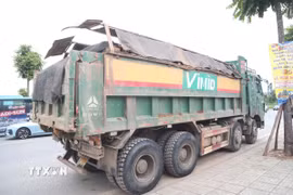 Xe tải cơi thùng chở quá khổ bị lực lượng chức năng xử lý. (Ảnh: TTXVN phát)