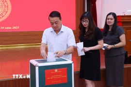 Cán bộ, công chức, viên chức và người lao động Thanh tra Chính phủ ủng hộ đồng bào bị thiệt hại do bão lũ gây ra. (Ảnh: Văn Điệp/TTXVN)