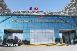Hoạt động xuất nhập khẩu diễn ra sôi động tại cửa khẩu Bắc Luân 2. (Ảnh: Quốc Khánh/TTXVN)