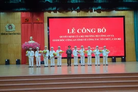 Đại tá Thân Văn Hải, Giám đốc Công an tỉnh Vĩnh Phúc trao quyết định và tặng hoa các đồng chí Trưởng, Phó phòng... được điều động, phân công nhiệm vụ mới. (Ảnh: Nguyễn Trọng Lịch/TTXVN)