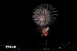 Bắn pháo hoa trên quảng trường Sun Carnival. (Ảnh: Đức Hiếu/TTXVN)