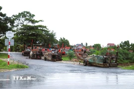 Bè mảng của ngư dân làng biển Thái Thịnh (xã Hải Châu, tỉnh Nghệ An) đã được kéo qua đê biển, lên khu vực cao trong làng biển để tránh trú bão. (Ảnh: Xuân Tiến/TTXVN)