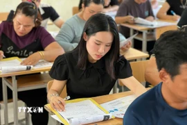 Các học viên thi phần thi lý thuyết sát hạch lái xe. (Ảnh: TTXVN phát)