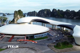 Cung Quy hoạch, hội chợ và triển lãm tỉnh Quảng Ninh (còn gọi là "Cung cá heo") nằm bên bờ vịnh Hạ Long, thuộc phường Hạ Long, có tổng mức đầu tư hơn 1.000 tỷ đồng. (Ảnh: Đức Hiếu/TTXVN)