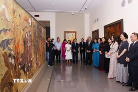 Phu nhân Ngô Phương Ly và bà Leyla Aliyeva, Phó Chủ tịch Quỹ Heydar Aliyev tham quan Bảo tàng Mỹ thuật Việt Nam. (Ảnh: Văn Điệp/TTXVN)