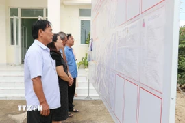 Cử tri phường Đông Hải (Khánh Hòa) tìm hiểu thông tin về người ứng cử đại biểu Quốc hội khóa XVI và đại biểu Hội đồng nhân dân các cấp nhiệm kỳ 2026-2031 tại Trạm kiểm soát Biên phòng Đông Hải. (Ảnh: Nguyễn Thành/TTXVN)