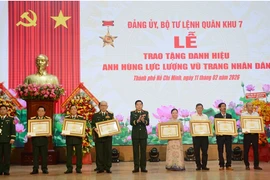 Thừa ủy quyền của Chủ tịch nước, Thượng tướng Nguyễn Văn Gấu trao Bằng danh hiệu Anh hùng Lực lượng vũ trang nhân dân cho các đồng chí và thân nhân các đồng chí. (Nguồn: báo Quân đội Nhân dân)