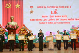 Thừa ủy quyền của Chủ tịch nước, Thượng tướng Nguyễn Văn Gấu trao Bằng danh hiệu Anh hùng Lực lượng vũ trang nhân dân cho các đồng chí và thân nhân các đồng chí. (Nguồn: báo Quân đội Nhân dân)